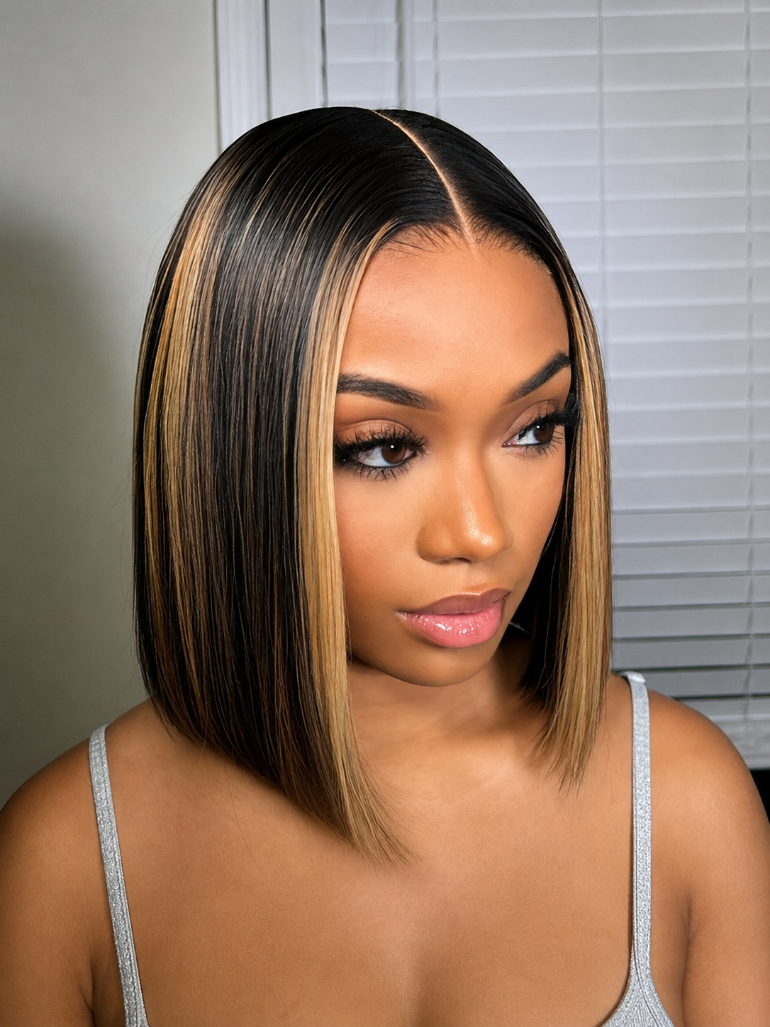 Veloura Highlight Brown Short Straight Bob